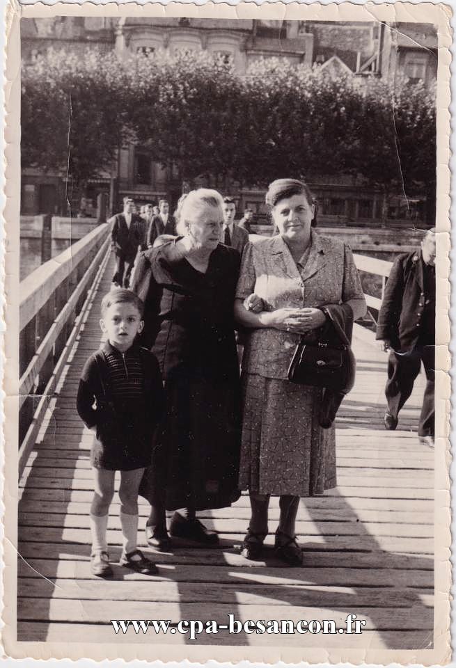 BESANÇON - Passerelle en bois à Battant. Mme Lonchamp Louise (née Corne) et sa fille Mme Bolard Jeanne... et son fils Gilbert Bolard - Année 1945.